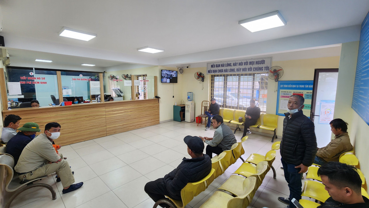 Anh Thương, một chủ xe tải cho biết, xe của anh đã hết hạn đăng kiểm từ tháng 1/2023 nhưng do không đăng kiểm được nên buộc phải "khoá" xe ở nhà. Sau khi biết thông tin Trung tâm 29-01V mở hoạt động trở lại sáng nay nên đã đến thực hiện đăng kiểm xe. Tại đây, các thủ tục kiểm định không rườm rà và thái độ của đăng kiểm viên cũng rất thoải mái.