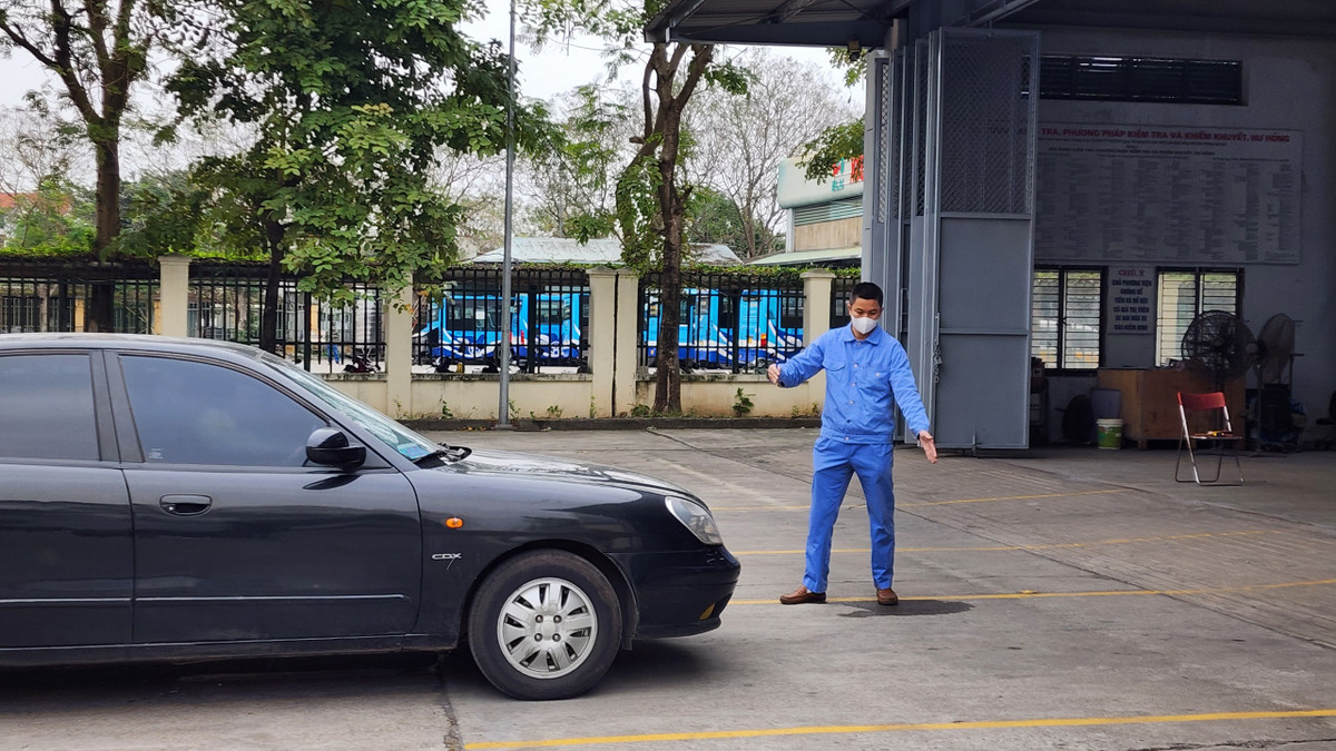 Chia sẻ với PV báo Tri thức &amp; Cuộc sống, anh Hoàng Hải (huyện Thường Tín, Hà Nội) cho biết, anh đưa xe đến Trung tâm đăng kiểm 29-01V từ 7h sáng, sau 2 tiếng chờ đợi xe của anh mới được chuẩn bị đăng kiểm. Trước khi đến đây anh đã đưa xe đến một gara ô tô để bảo dưỡng, kiểm tra và sửa chữa một số lỗi với hy vọng không bị "đánh trượt".