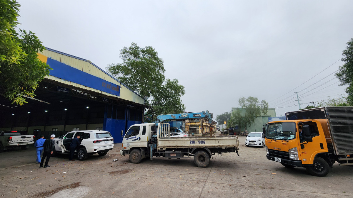 Trước đó, việc dừng hoạt động của Trung tâm đăng kiểm số 29-01V và 29-06V và một số trung tâm khác đã gây hiện tượng ùn tắc phương tiện khi đi kiểm định, ảnh hưởng tới nhu cầu thiết thực của người dân, doanh nghiệp, gây tổn hại đến nền kinh tế xã hội (ách tắc trong hoạt động vận tải và lưu thông hàng hóa, tiềm ẩn nguy cơ gây mất ATGT do nhiều phương tiện hết hạn kiểm định nhưng vẫn lưu thông hoặc có thể bị xử phạt oan do ùn tắc chưa được kiểm định).