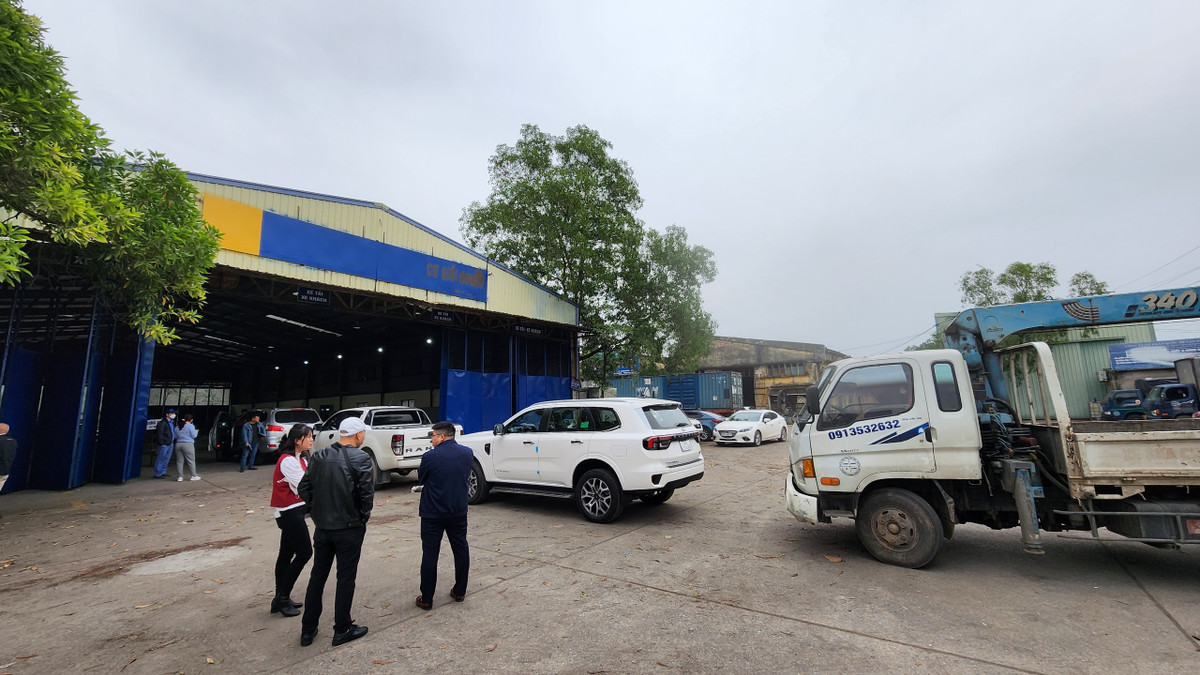 Cũng trong sáng 15/2, Trung tâm Đăng kiểm xe cơ giới 29-06V tại xã Tam Hiệp, huyện Thanh Trì, Hà Nội cũng được mở lại sau thời gian bị đóng cửa. Tại đây, lượng phương tiện cũng xếp dài chờ đợi kiểm định.