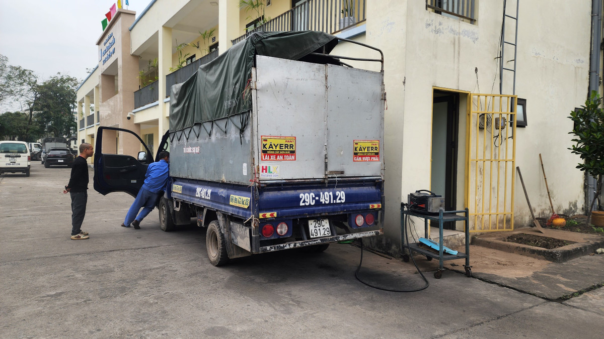 Trao đổi với PV Báo Tri thức và Cuộc sống, ông Nguyễn Xuân Trường, Phó Giám đốc Trung tâm đăng kiểm 29-01V cho biết, Trung tâm có 3 dây chuyền nhưng hiện chỉ hoạt động 1 dây chuyền do mới chỉ bố trí được 1 kíp vận hành. Tính đến 10h sáng 15/2, Trung tâm phát ra 70 phiếu tiếp nhận đăng kiểm xe và tiến hành kiểm định 9 phương tiện trong đó có 8 phương tiện đạt.