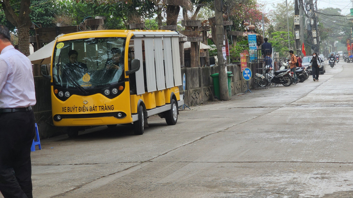 Ha Noi: Xe dien cho khach o Bat Trang khong dang ky, dang kiem