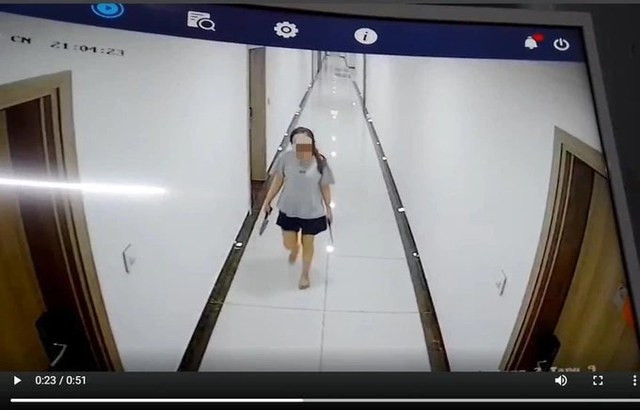 Hà Nội: Người phụ nữ cầm dao đe dọa người dân ở chung cư Ha Noi: Nguoi phu nu cam dao de doa nguoi dan o chung cu