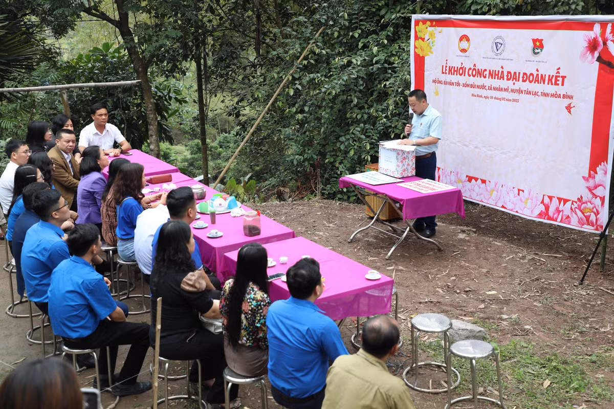 Ngày 10/2, Đảng ủy - Đảng đoàn Liên hiệp các Hội Khoa học và Kỹ thuật Việt Nam (VUSTA) tổ chức trao tặng phần quà tiền mặt trị giá 50 triệu đồng cho gia đình ông Bùi Văn Tới, trú tại xóm Bùi Nước, xã Nhân Mỹ, huyện Tân Lạc, tỉnh Hòa Bình. Số tiền này được đóng góp để xây dựng căn nhà tình nghĩa cho gia đình ông Tới.