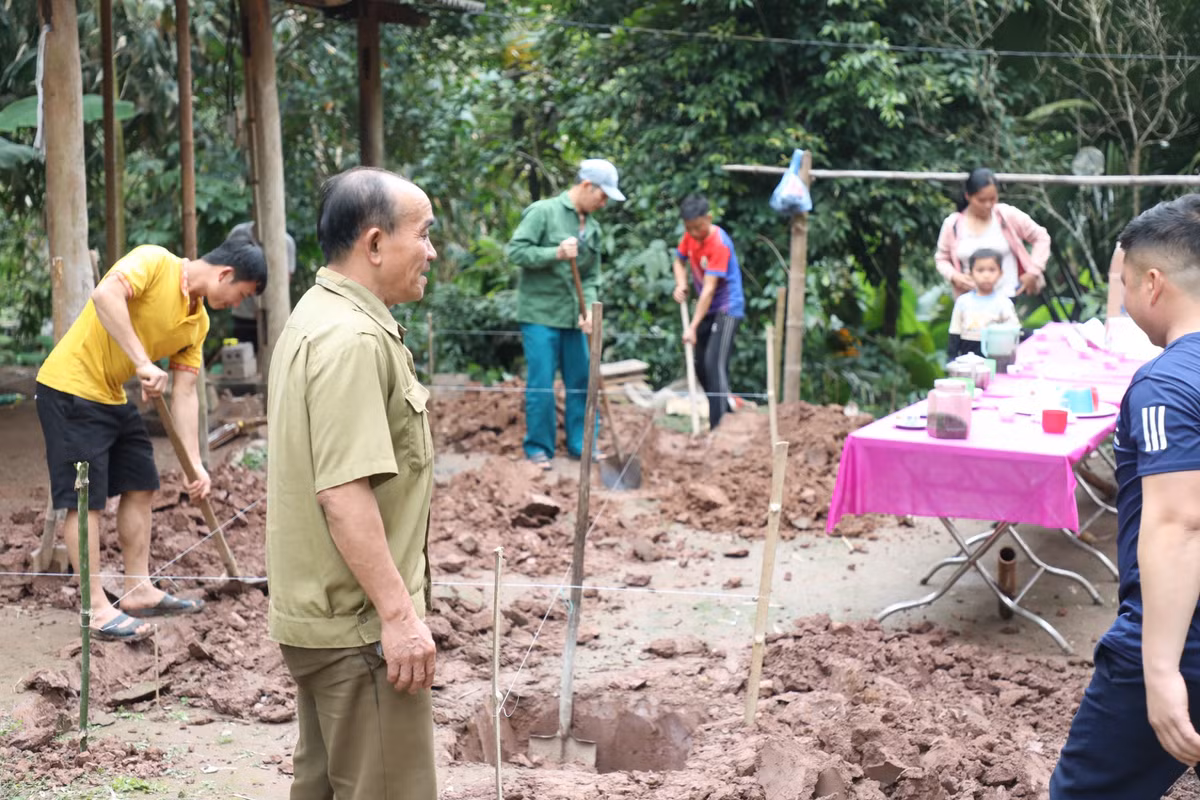 Ông Bùi Văn Tới không giấu nổi vui sướng khi được chính quyền và VUSTA hỗ trợ khởi công căn nhà mơ ước của mình.