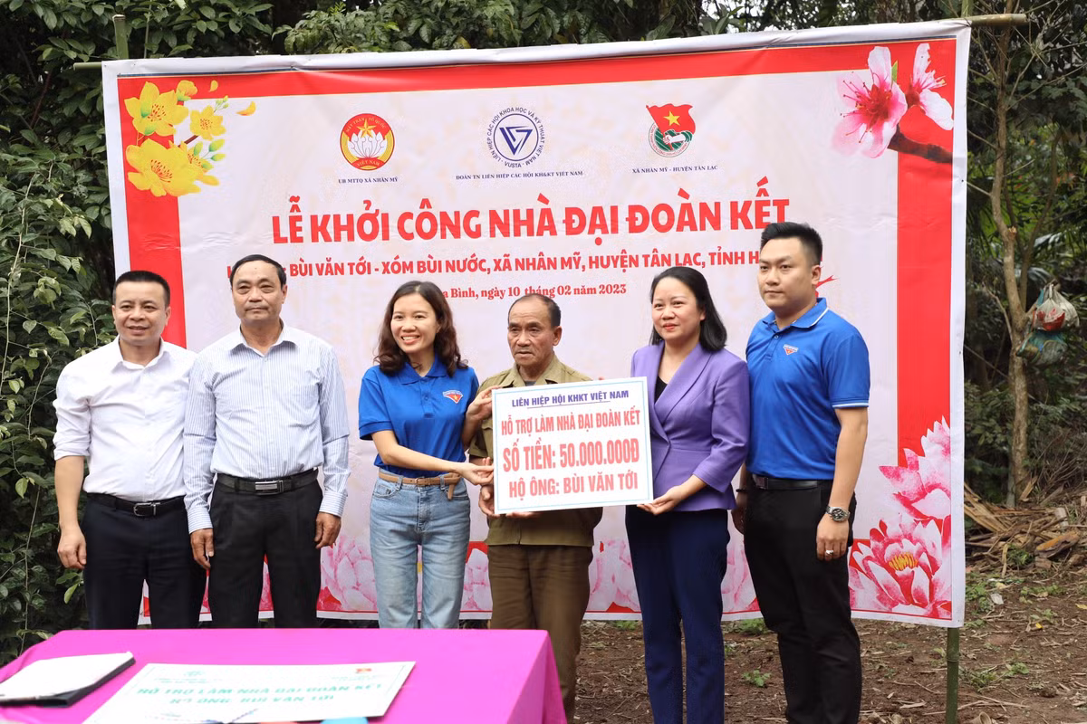 Tại buổi lễ trao tặng, bà Bùi Kim Tuyến, Ủy viên Ban chấp hành Đảng bộ VUSTA cho biết: "Với mong muốn san sẻ yêu thương, "không ai bị bỏ lại phía sau", dưới sự chỉ đạo của Đảng ủy và lãnh đạo VUSTA, Đoàn Thanh niên đã phối hợp với công đoàn VUSTA tổ chức quyên góp và hỗ trợ các gia đình có hoàn cảnh khó khăn tại xã Nhân Mỹ, huyện Tân Lạc. Với gia đình ông Bùi Văn Tới, VUSTA xin hỗ trợ số tiền 50 triệu đồng để góp phần cùng gia đình xây dựng căn nhà mới khang trang hơn".