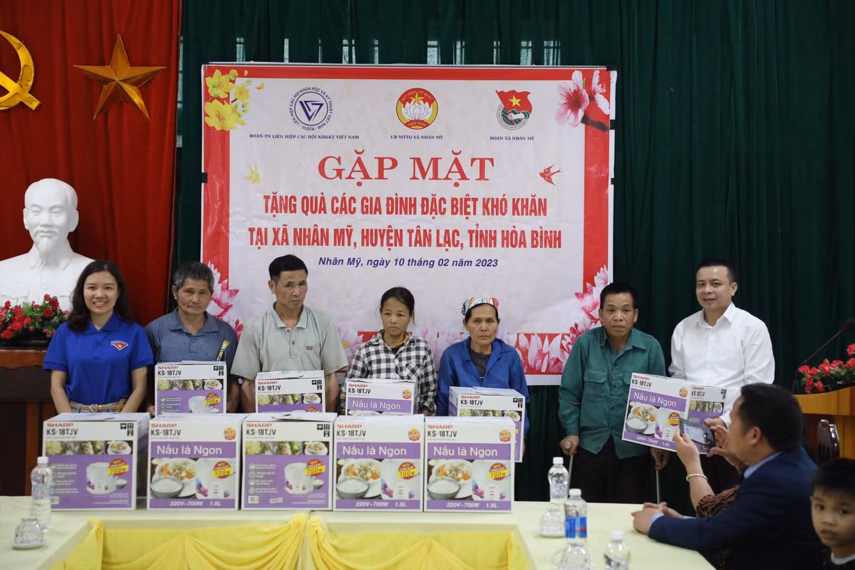 Được biết, xã Nhân Mỹ là địa phương vùng sâu đặc biệt khó khăn của huyện Tân Lạc, có 86% dân số là người Mường, 158 hộ nghèo, 320 hộ cận nghèo, 23 hộ đang khó khăn về nhà ở khi đang phải sinh sống tại các căn nhà dột nát, tạm bợ...