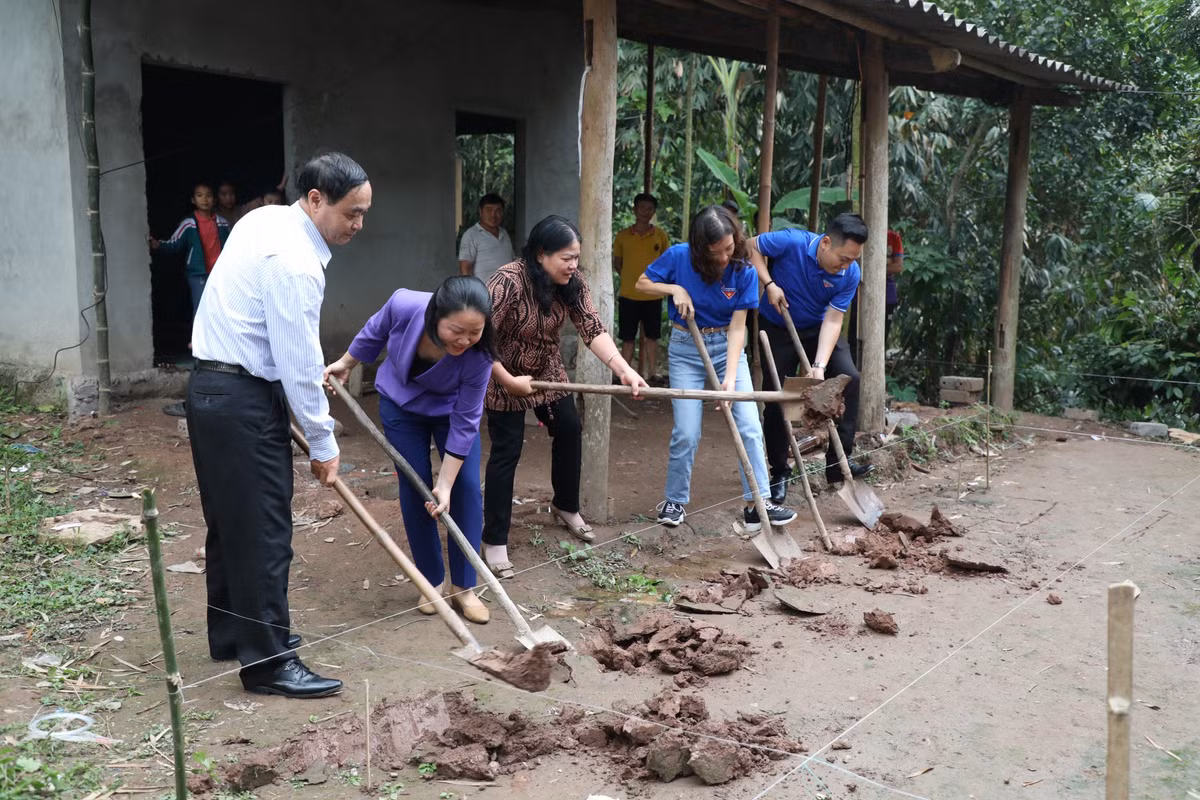 Lãnh đạo chính quyền địa phương cùng cán bộ, đoàn viên VUSTA tiến hành khởi công căn nhà mới của ông Bùi Văn Tới trong niềm hân hoan.