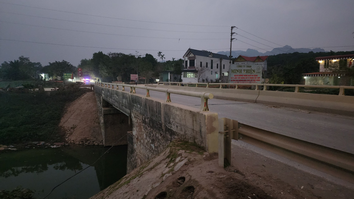 Lý do Bộ GTVT yêu cầu Cục Đường bộ Việt Nam phải “rút kinh nghiệm” là bởi trong văn bản đề nghị sửa chữa đột xuất cầu Sỏi tại Km464+283 trên đường Hồ Chí Minh, tỉnh Hòa Bình, Cục Đường bộ Việt Nam đã tách riêng cầu Sỏi khỏi danh mục 6 cầu trên đường Hồ Chí Minh thuộc kế hoạch bảo trì năm 2023 đã được Bộ GTVT phê duyệt để sửa chữa riêng.