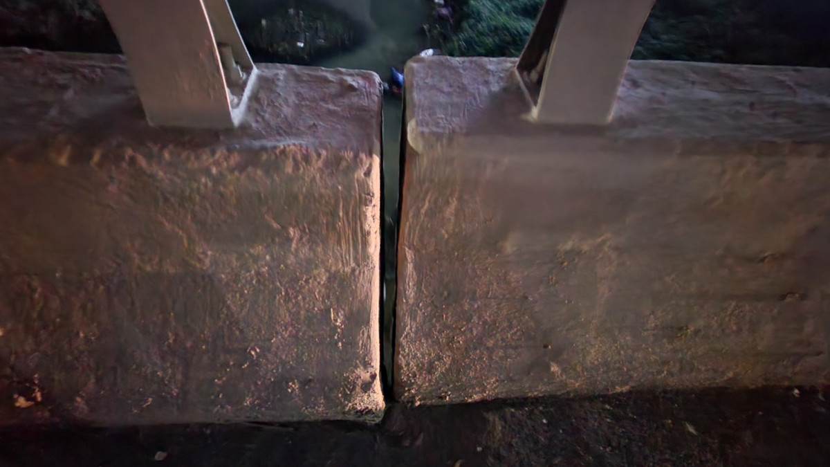 Theo như nội dung trên thì sau khi phê bình Cục Đường bộ Việt Nam vì tự ý tách cầu Sỏi khỏi danh mục 6 cầu đã được phê duyệt, Bộ GTVT lại bỏ ngỏ khả năng cho phép Cục Đường bộ Việt Nam được tách cầu Sỏi thành 1 danh mục sửa chữa độc lập (?!).