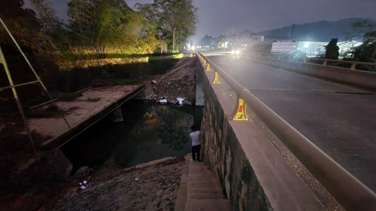 Trong văn bản trả lời Cục Đường bộ Việt Nam về đề nghị sửa chữa đột xuất cầu Sỏi tại Km464+283 trên đường Hồ Chí Minh, tỉnh Hòa Bình, Bộ GTVT không chỉ thẳng thắn phê bình, yêu cầu Cục Đường bộ Việt Nam phải “rút kinh nghiệm” vì tự ý tách cầu Sỏi ra khỏi danh mục 6 cầu đã được phê duyệt mà còn gây chú ý với chỉ đạo mang tính gợi mở cho cơ quan cấp dưới tiếp tục được tách cầu Sỏi ra sửa chữa riêng.