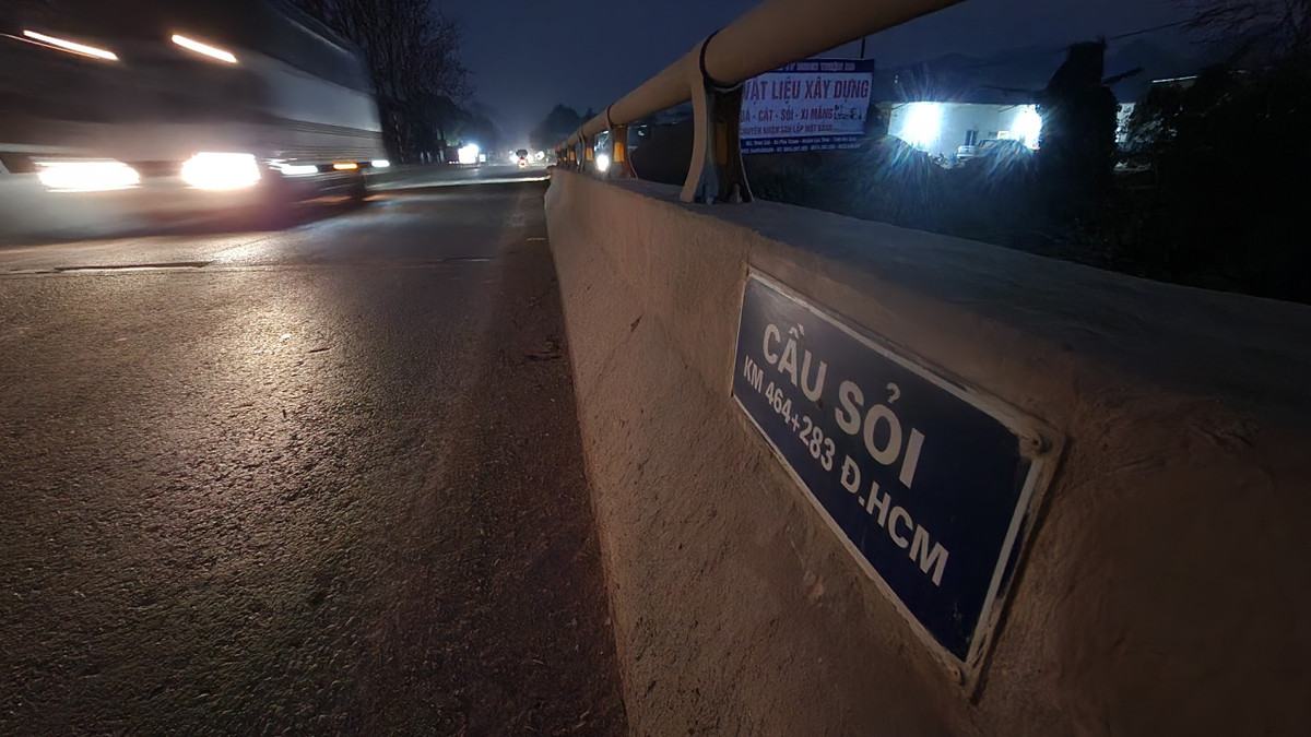 Mới đây, Bộ GTVT có văn bản trả lời Cục Đường bộ Việt Nam về việc đề nghị sửa chữa đột xuất cầu Sỏi tại Km464+283 trên đường Hồ Chí Minh, tỉnh Hòa Bình. Văn bản có đoạn: “Cục Đường bộ Việt Nam rút kinh nghiệm trong việc tự tách riêng cầu Sỏi ra khỏi danh mục 6 cầu đã được phê duyệt, khi chưa được sự chấp thuận của Bộ, dẫn đến chia nhỏ gói thầu không đảm bảo theo các quy định về đấu thầu”.