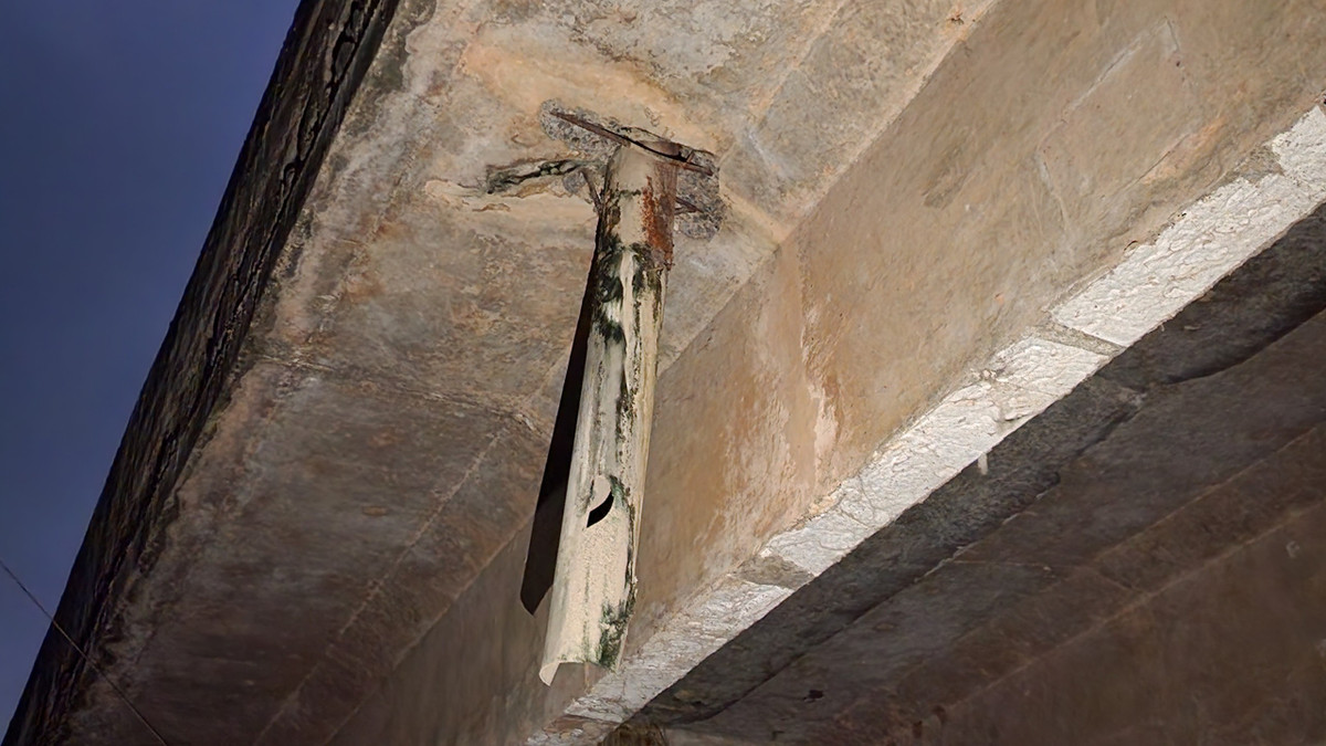 Đồng thời, cơ quan này cũng đưa ra chỉ đạo: "Trên cơ sở hiện trạng hư hỏng cầu, tổng hợp các số liệu về lưu lượng xe, kết hợp với khảo sát địa chất, thủy văn khu vực cầu, Cục Đường bộ đề xuất phương án sửa chữa cầu Sỏi trên nguyên tắc phải đảm bảo hiệu quả kinh tế - kỹ thuật, đảm bảo ATGT và an toàn công trình để trình Bộ GTVT xem xét chấp thuận cho phép tách cầu Sỏi ra thành 1 danh mục sửa chữa độc lập đáp ứng triển khai theo mục tiêu đột xuất".