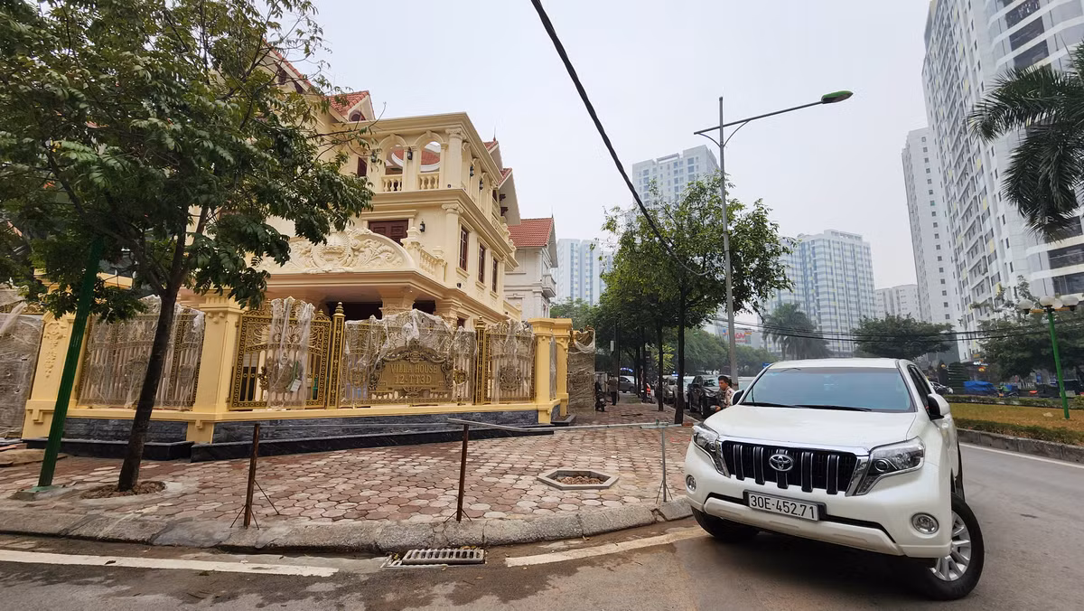 Dang thao do hang rao chan via he truoc can villa Linh Dam-Hinh-2