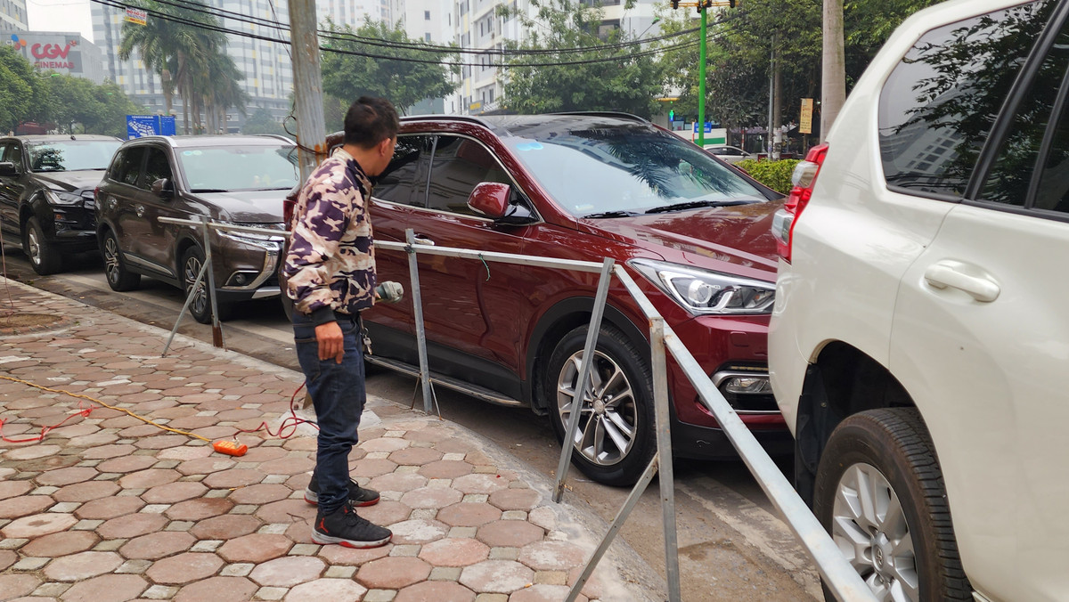 Dang thao do hang rao chan via he truoc can villa Linh Dam