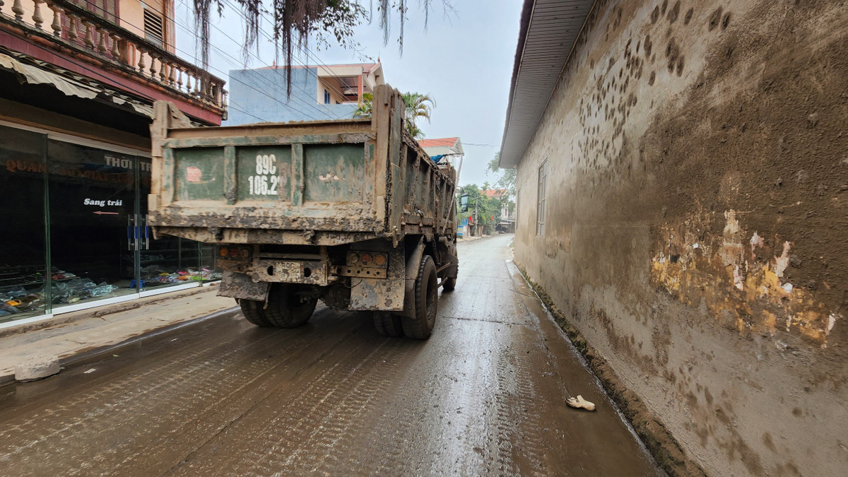 Hưng Yên: Khốn khổ vì tuyến đường ĐH52 ngập ngụa bùn đất, bụi bẩn Hung Yen: Khon kho vi tuyen duong DH52 ngap ngua bun dat, bui ban