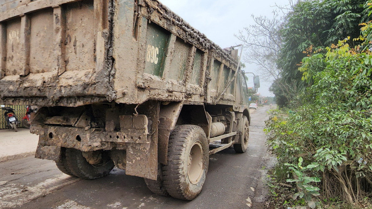 Hưng Yên: Khốn khổ vì tuyến đường ĐH52 ngập ngụa bùn đất, bụi bẩn - Hình 3 Hung Yen: Khon kho vi tuyen duong DH52 ngap ngua bun dat, bui ban-Hinh-3