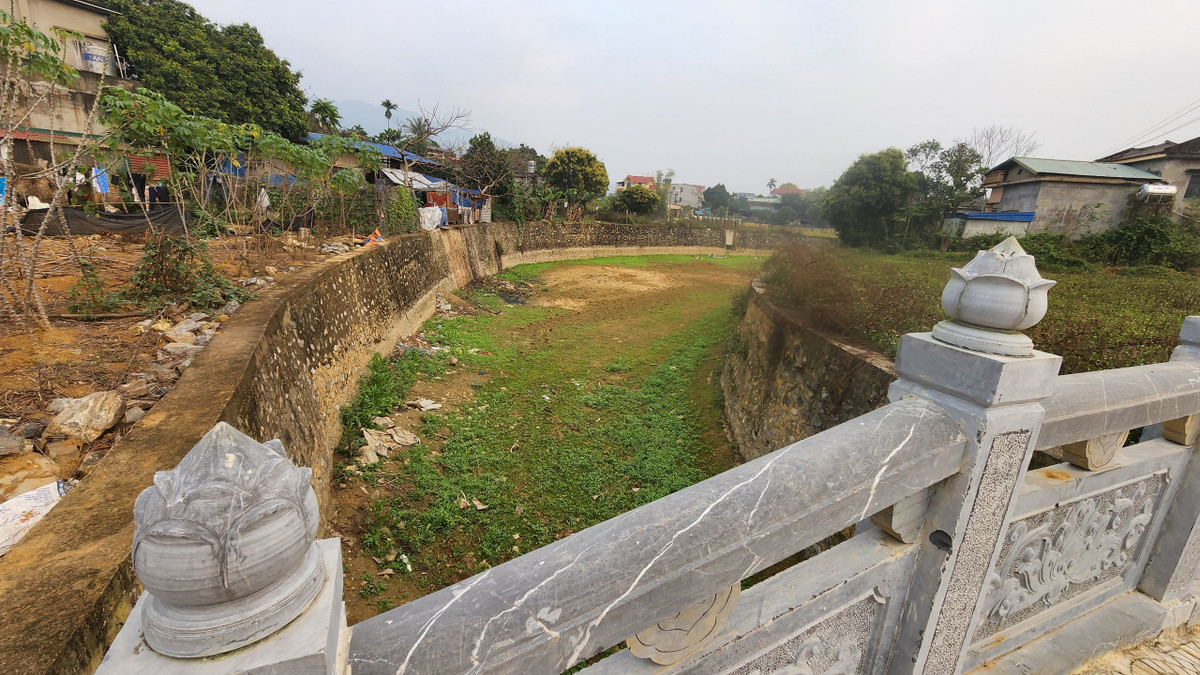 Bà Hoa, người dân sinh sống ngay sát dự án bức xúc: "Dự án khởi công từ năm 2018 nhưng đến nay vẫn chưa hoàn thiện. Công trình cũng đã ngừng thi công gần 2 năm nay và dang dở gây lãng phí. Thậm chí, dự án đang gây ảnh hưởng đến đường cống thoát nước của gia đình. Vào mùa mưa, nhà ngập nước mà không có lối thoát xả".