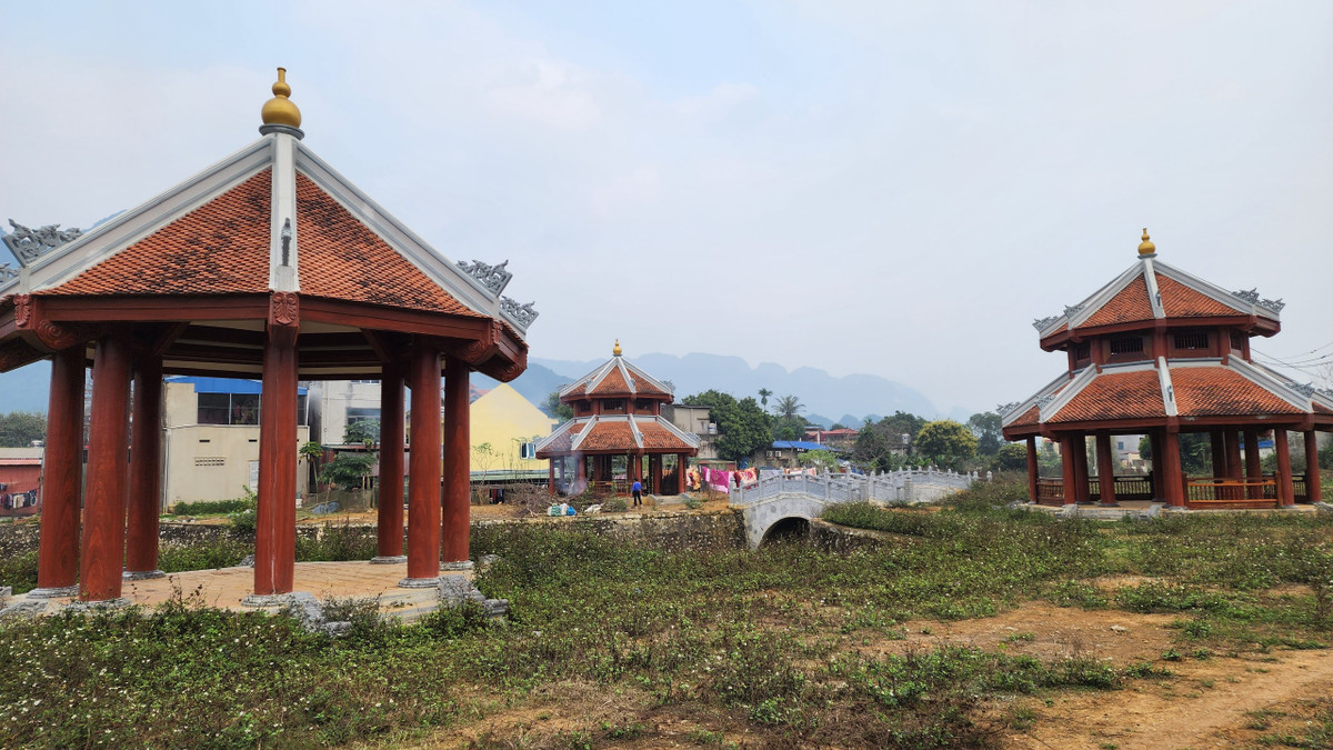 Tuy nhiên, ngày 28/6/2019, Ban Quản lý dự án xây dựng cơ bản huyện Lạc Thủy và Công TNHH xây dựng thương mại Xuân Thành lại ký phụ lục bổ sung, điều chỉnh thời gian thực hiện toàn bộ các hạng mục công việc của gói thầu thi công xây lắp công trình lên đến 1.460 ngày (kể từ ngày ký kết hợp đồng 2/7/2018 đến ngày 30/6/2022).