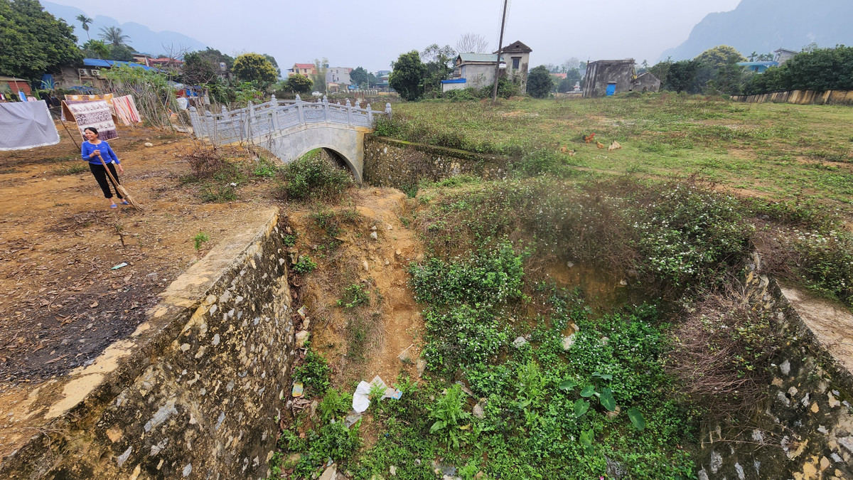 Riêng hồ cảnh quan rộng 4.440m2 vẫn chỉ là những hố sâu, cỏ dại mọc và không có nước, không tạo được cảnh quan. Thay vào đó là cảnh tượng hoang tàn, bẩn thỉu đầy rác.