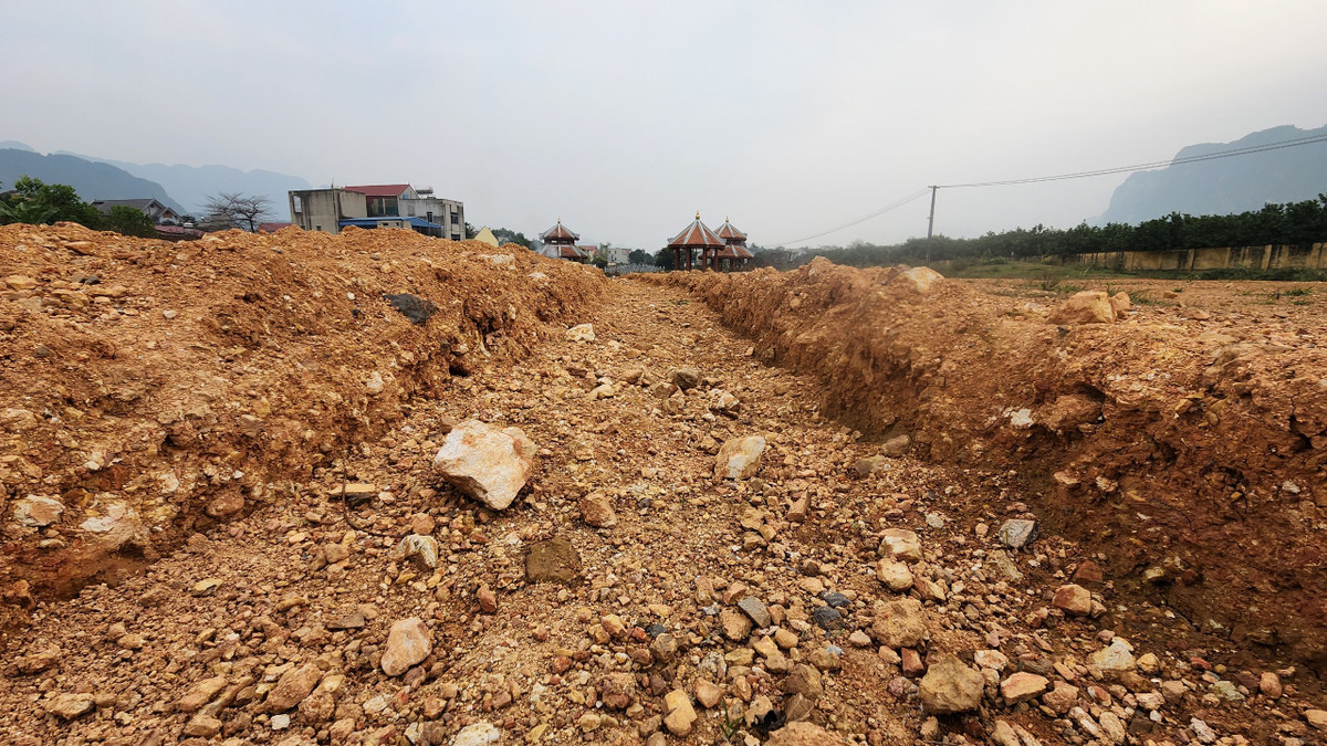 Tuy nhiên, đến nay dù đã hết thời gian thực hiện hợp đồng, dự án hồ cảnh quan, lầu vọng cảnh và các hạng mục kỹ thuật vùng bảo vệ di tích Nhà máy in tiền vẫn chưa hoàn thiện, rơi vào cảnh nham nhở, bỏ hoang, gây lãng phí tài nguyên đất và ảnh hưởng cuộc sống của người dân sinh sống cạnh dự án.