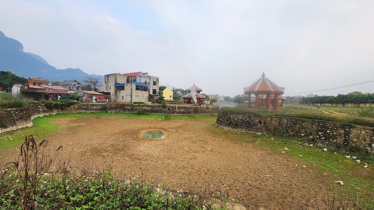 Ngày 2/7/2018, Ban Quản lý dự án xây dựng cơ bản huyện Lạc Thủy và Công ty TNHH xây dựng thương mại Xuân Thành ký kết hợp đồng thi công xây dựng công trình với tổng giá trị gần 13 tỷ đồng. Hợp đồng quy định rõ thời gian thi công là 360 ngày kể từ ngày chủ đầu tư bàn giao mặt bằng.