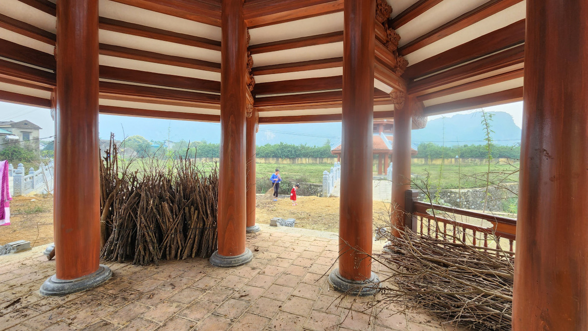 Lầu vọng cảnh, chòi nghỉ được tận dụng để chứa củi khô. Một phần diện tích dự án được làm nơi phơi phóng chăn màn.