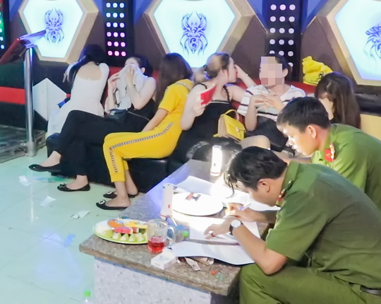 Hang chuc nam thanh nu tu phe ma tuy trong quan karaoke