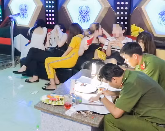 Hang chuc nam thanh nu tu phe ma tuy trong quan karaoke