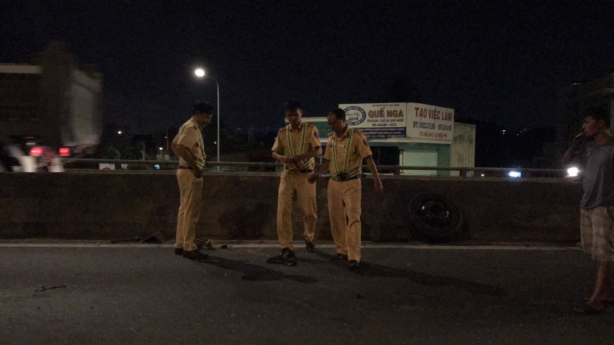 TP HCM: Xe tải nổ lốp, gây tai nạn liên hoàn hi hữu trên cầu vượt - Hình 2 TP HCM: Xe tai no lop, gay tai nan lien hoan hi huu tren cau vuot-Hinh-2