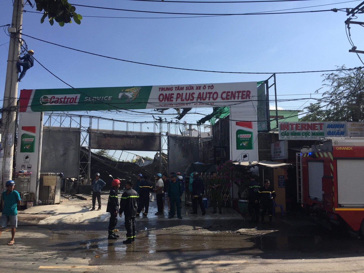 TP HCM: Cháy lớn ở gara, nhiều ô tô bị thiêu rụi - Hình 3 TP HCM: Chay lon o gara, nhieu o to bi thieu rui-Hinh-3