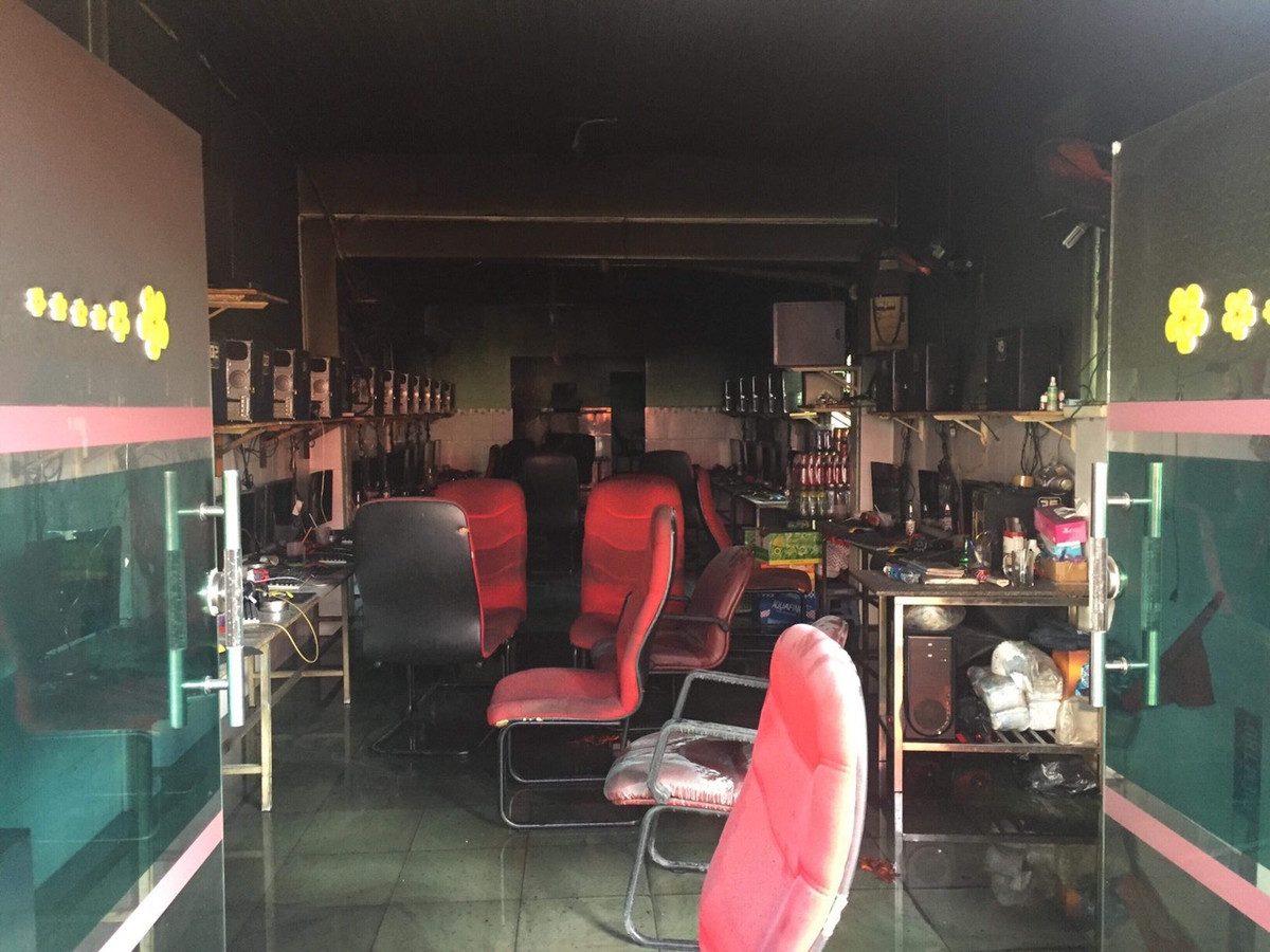 TP HCM: Cháy lớn ở gara, nhiều ô tô bị thiêu rụi - Hình 4 TP HCM: Chay lon o gara, nhieu o to bi thieu rui-Hinh-4