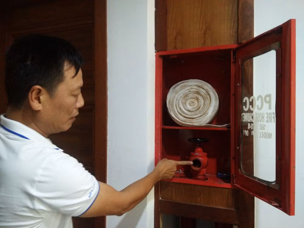 Các ngàm nối giữa trụ nước và vòi bị tháo trộm (Ảnh: A.V)