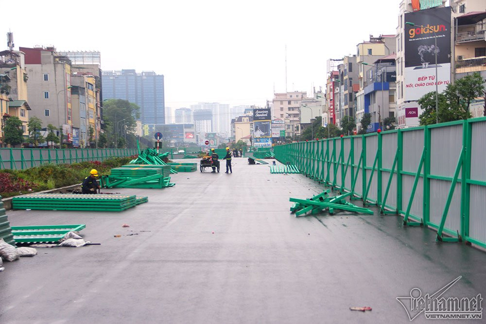 Bên trong phần được rào, các công nhân tiếp tục chuẩn bị dựng tôn chắn các đoạn tiếp theo.