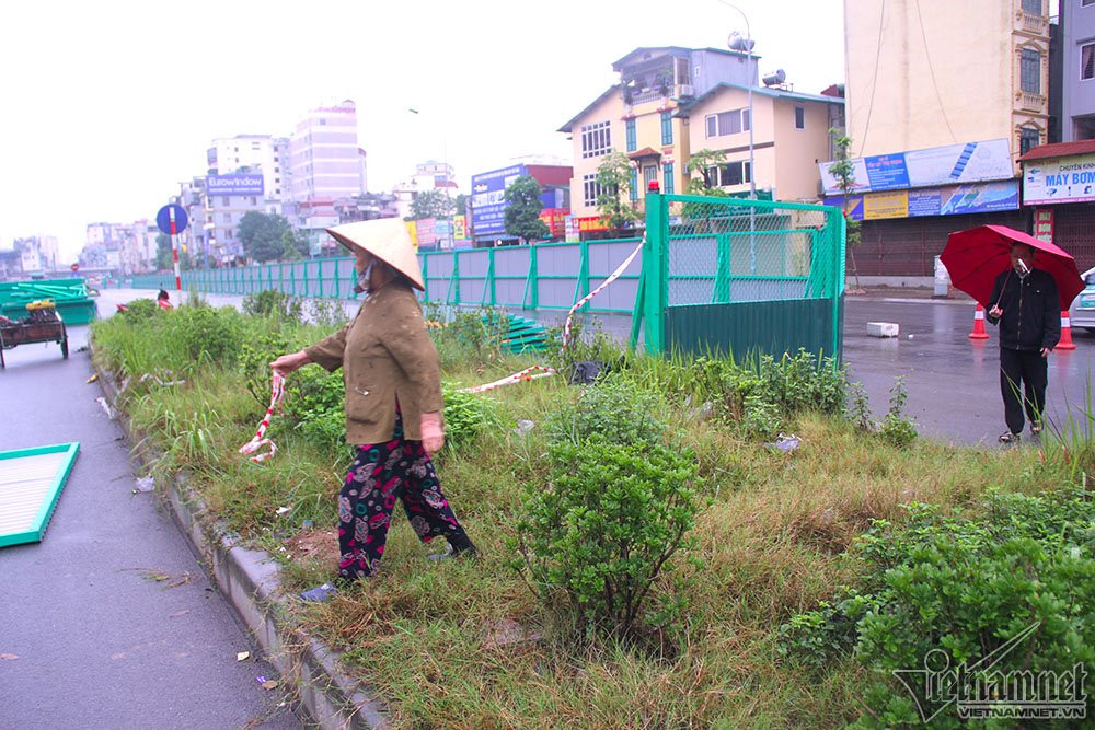 Người đi bộ sẽ phải trèo qua dải phân cách khi sang đường.
