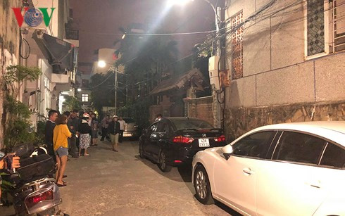 Người dân tụ tập trước nhà ông Trần Văn Minh. (Ảnh: Hải Sơn)