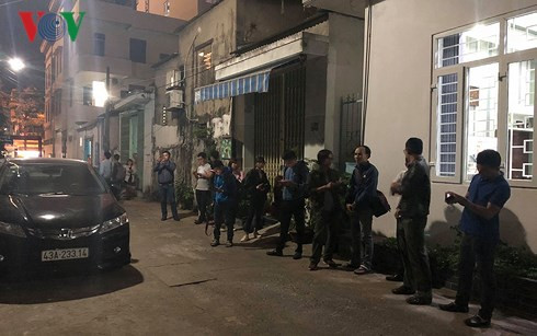 Các phóng viên đang chờ trước nhà ông Trần Văn Minh. (Ảnh Hải Sơn)