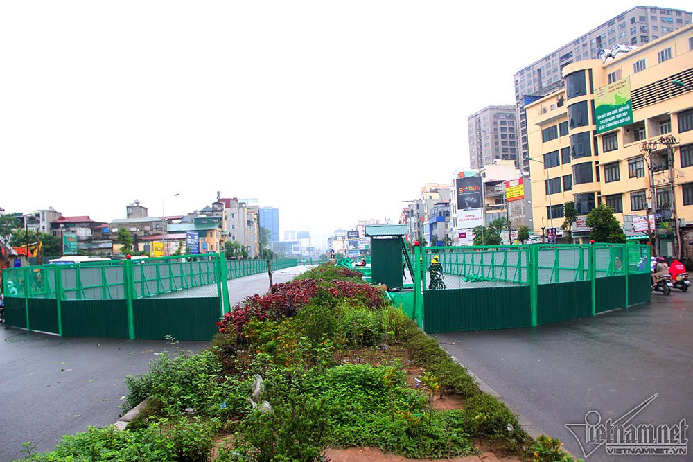 Các công nhân rào từ tâm đường ra phía ngoài khoảng 11m, đoạn đường bị rào lại khoảng 300m.