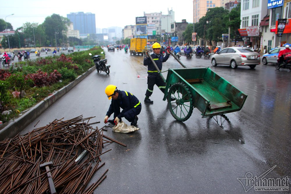 Công nhân rào các phần đường tiếp theo