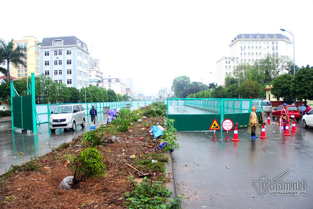 Hiện đã có 2 phần bị rào trên đường Trường Chinh, là từ số nhà từ 80 đến 114A và 120 đến 178 Trường Chinh.