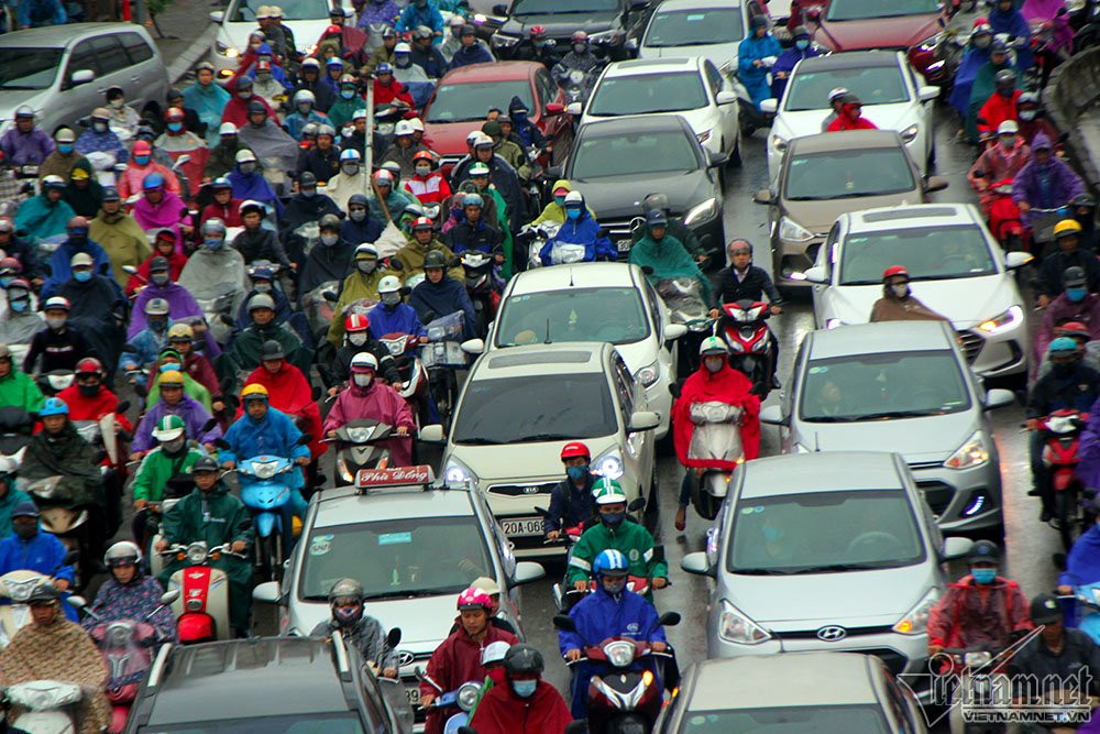 Đầu Trường Chinh - Tôn Thất Tùng nhỏ hẹp cũng thường xuyên bị ùn tắc, do chưa giải phóng xong mặt bằng các nhà dân bên cạnh.