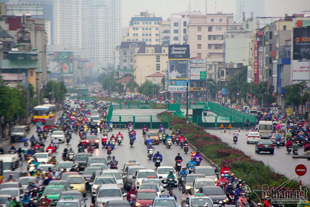 Dự án đường vành đai 2 đoạn Ngã Tư Sở - Ngã Tư Vọng được khởi công tháng 10/2013 với tổng mức đầu tư 2.560 tỷ đồng. Tuyến đường này từng thu hút sự chú ý của dư luận khi có tranh luận về việc con đường đang thẳng biến thành cong. Sở Quy hoạch Kiến trúc Hà Nội thừa nhận, đường Trường Chinh có cong, nhưng là “cong mềm mại” chứ không phải “cong hình ghi đông xe đạp”.