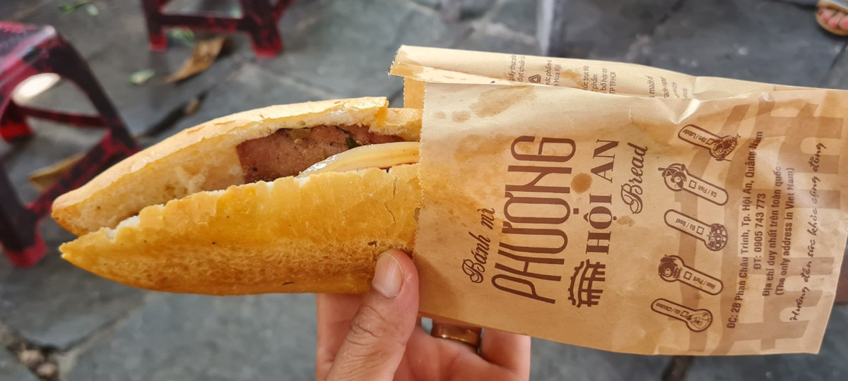 Ngoài ra, cơ sở này không có dụng cụ thu gom, chứa đựng rác thải, chất thải đảm bảo vệ sinh (thùng rác tại khu vực sơ chế, chế biến không có nắp đậy). Các dụng cụ sơ chế, chế biến chưa đảm bảo vệ sinh (máy xay thịt). Do đó, trong thời gian xác định nguyên nhân vụ việc, cơ quan chức năng đã yêu cầu tiệm bánh mỳ Phượng tạm dừng hoạt động.