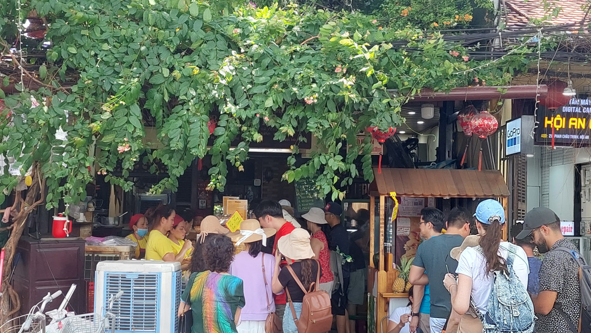 Cơ sở bánh mỳ Phượng tại số 2B đường Phan Chu Trinh, phường Minh An, TP Hội An được xem là địa chỉ ẩm thực nổi tiếng trong vùng và đối với du khách.