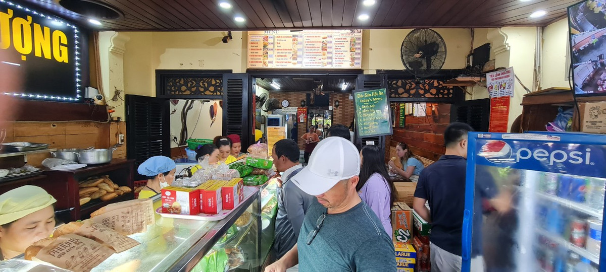 Tuy nhiên, khi xuất hiện nhiều trường hợp ngộ độc thực phẩm sau khi ăn bánh mì Phượng, kết quả kiểm tra ban đầu cho thấy, khu vực sơ chế của cơ sở bánh mỳ Phượng chưa đảm bảo vệ sinh, chưa phân biệt giữa khu vực bảo quản nguyên liệu, thực phẩm, khu vực sơ chế, chế biến và khu vực khác. Quán không lưu bánh mì, sốt trứng gà tươi trong số lượng món ăn trong 1 ngày.