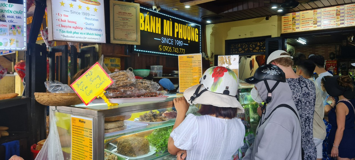 Tiệm bánh mì Phượng luôn được săn đón nồng nhiệt không chỉ bởi người dân địa phương, du khách trong nước mà cả du khách nước ngoài.