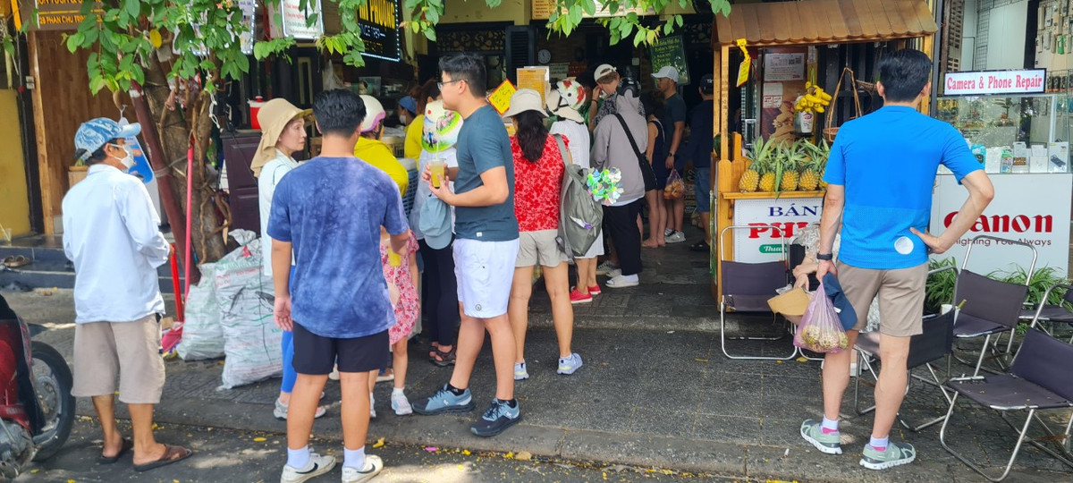 Trước đó, không khó để bắt gặp cảnh người dân và du khách xếp hàng dài để chờ đến lượt cầm trên tay ổ bánh mì "ngon nhất thế giới".