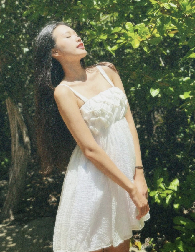 Trong chiếc váy trắng hai dây dịu dàng, Doãn Hải My thanh lịch, nhẹ nhàng như phong cách cô vẫn thường thể hiện.