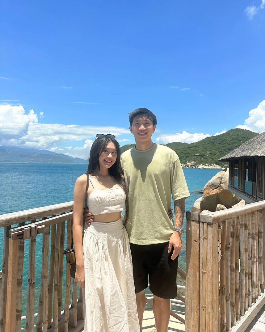  Đoàn Văn Hậu và Doãn Hải My mới đây đã có chuyến du lịch Nha Trang cùng vợ chồng Hà Đức Chinh - Mai Hà Trang. Doãn Hải My mang theo những item thời trang giúp khoe triệt để nhan sắc xinh đẹp.