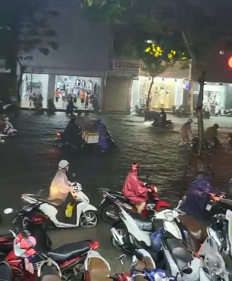 Chỉ một trận mưa to trong hơn một giờ, nước đã lênh láng khắp nơi khiến nhiều người nhớ đến trận mưa lịch sử tháng 10/2022 gây ngập toàn thành phố.